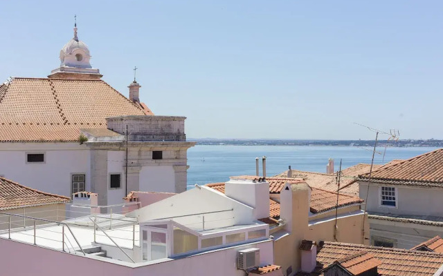 Spacious Alfama Duplex, By TimeCooler