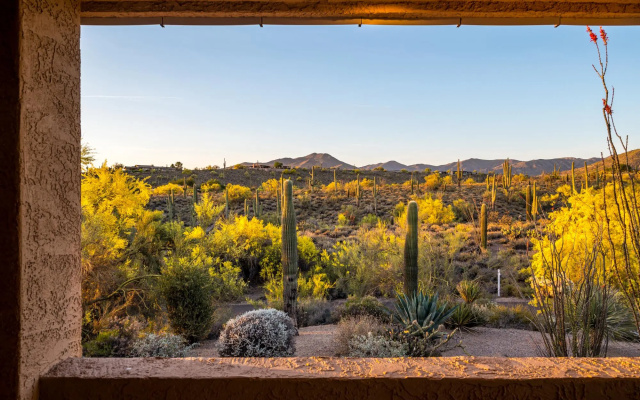 Carefree Crest: Jaw Dropping VIEWS, Pool, 2 Casitas, Outdoor Living!