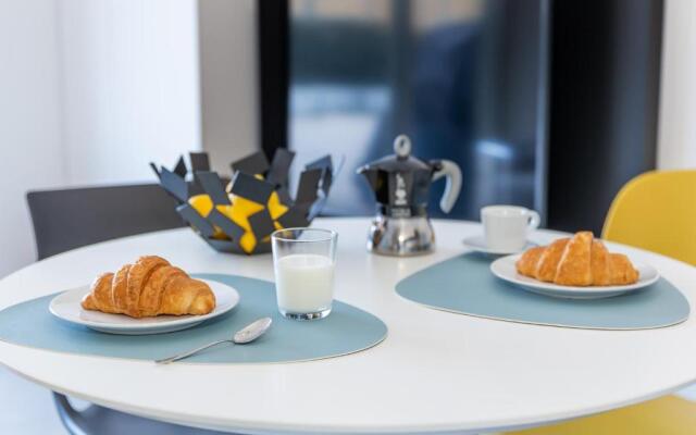 Leonardo - swimming pool and wide patio with barbecue