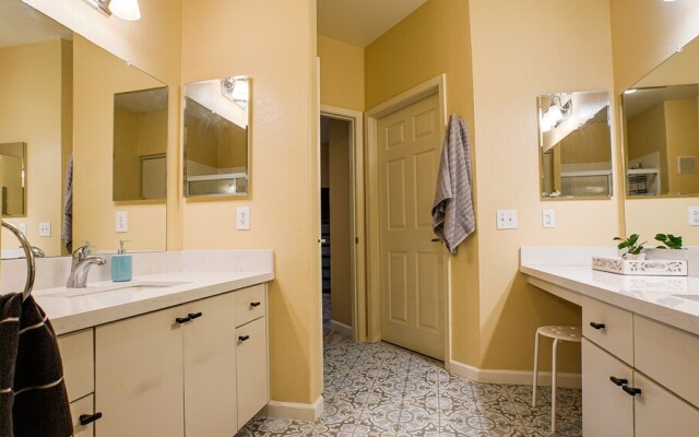 100th Scottsdale #2191 3 Bedroom Condo by Redawning