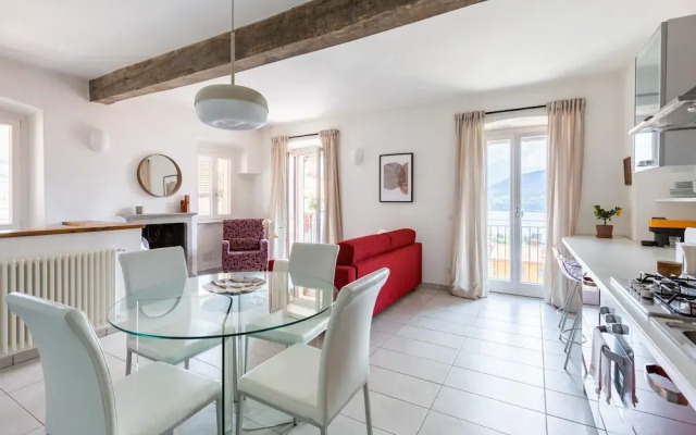 Lake View Terrace Apartment