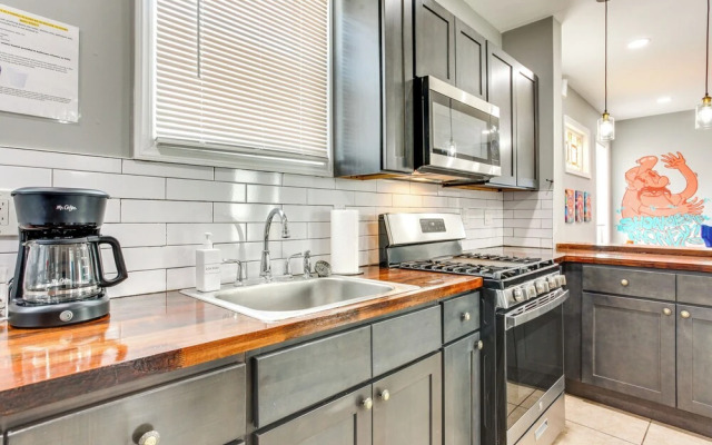 Convenient Elizabeth Apartment w/ Private Balcony!