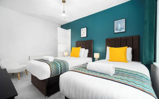 Stylish Three Bedroom Retreat With Garden