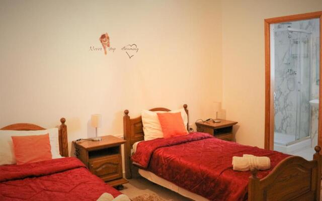 XL Central Home - Sleeps 10 people