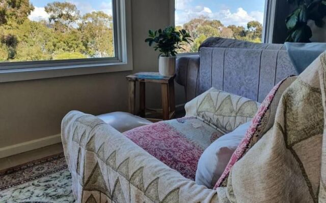 Scenic Villa-Second Storey