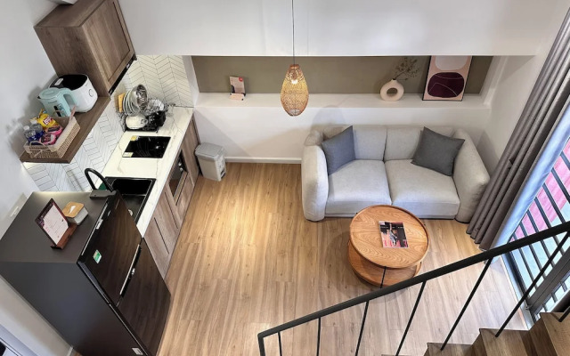 Kin Wander Tan Phong, The Moonage