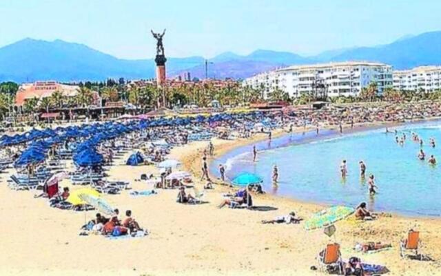 En la playa .Piscinas jardines Puerto Banús