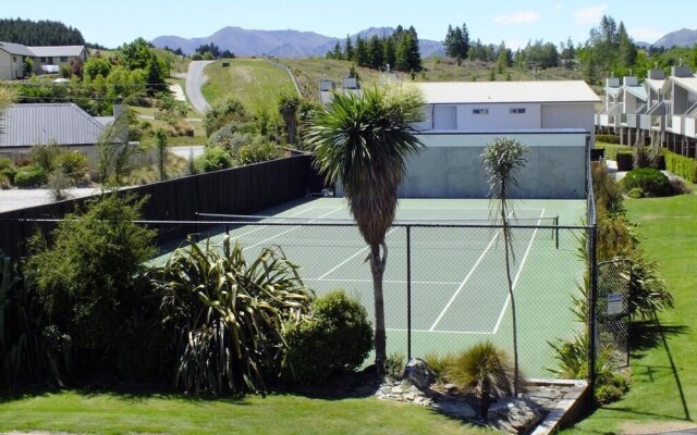 Toodle's Super Six in Wanaka w Mountain Views