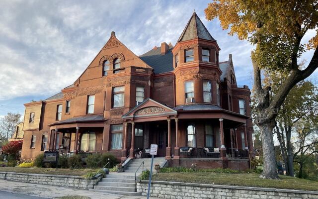 Vineyard Mansion & Carriage House Bed & Breakfast