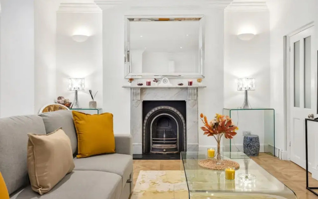 3 Bedroom 2 Bathroom Victorian Flat in Kensington