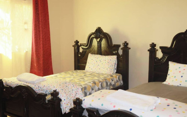 Kampala 5-beds, Sleeps 8 With Garden & Parking