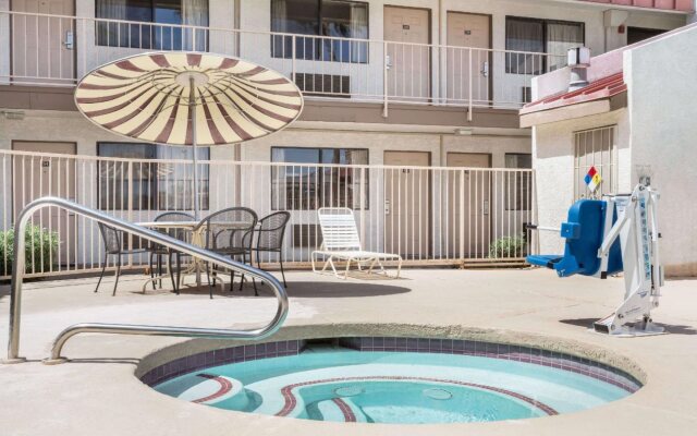 Super 8 By Wyndham Phoenix Metro North