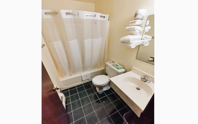 Love Hotels Staples by OYO at HWY 10 MN