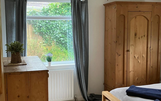 Entire house near beaches, footpaths and shops