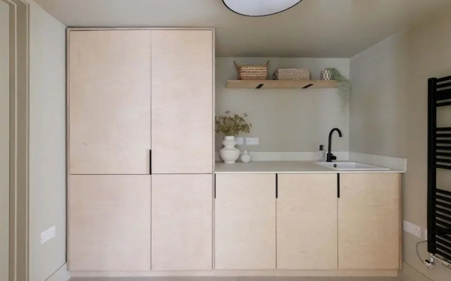 Stylish 4 Bed Home Close to Beach
