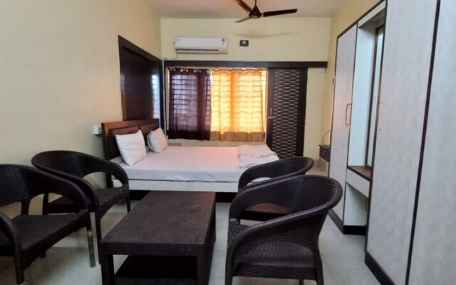 Goroomgo Moon CT Road Puri