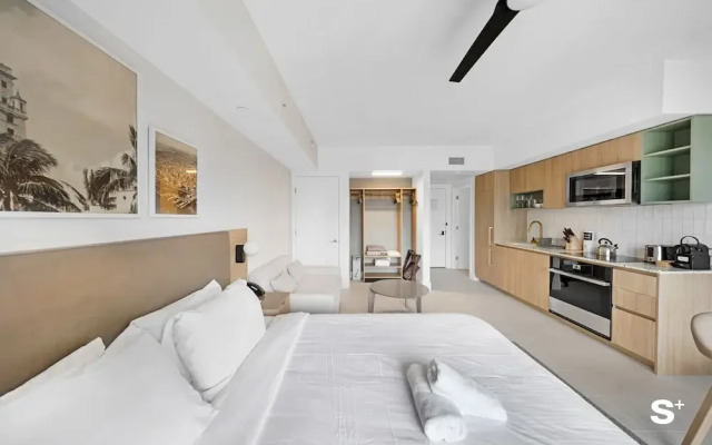 Skyline Chic Downtown Studio Getaway