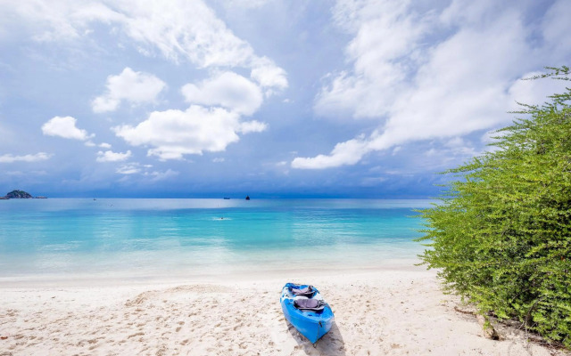 Beach Club by Haad Tien