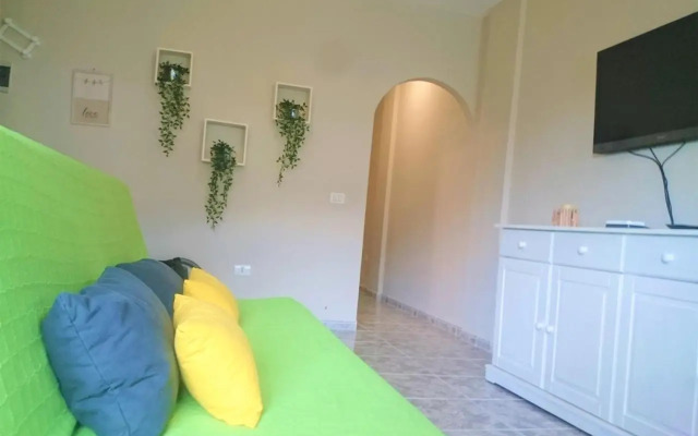 Bright spacious apartment, 2 min walk from beach