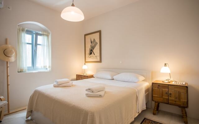 Eclectic island villa - gorgeous sea views, garden by VillaRentalsgr