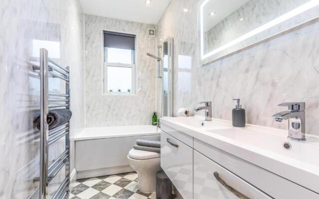 City & Beach at Your Reach - Courtyard & Parking