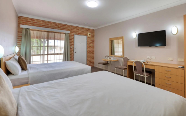 Country Gardens Motor Inn – Guest Rooms – Cowra