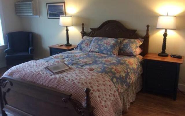 The Water's Edge Inn & Gallery