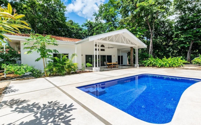 House and Apartment With Private Pool - Walk to Beach