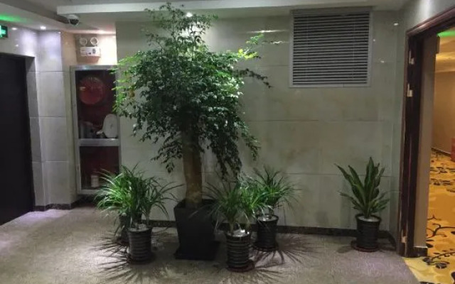 Huayi Hotel (Shanghai Hongqiao Airport Linyi Road Subway Station)