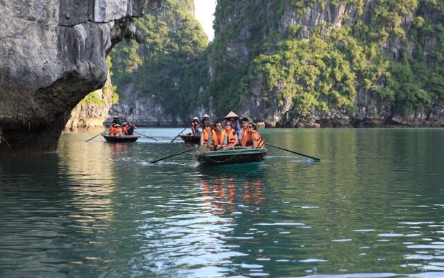 Garden Bay Luxury Cruise