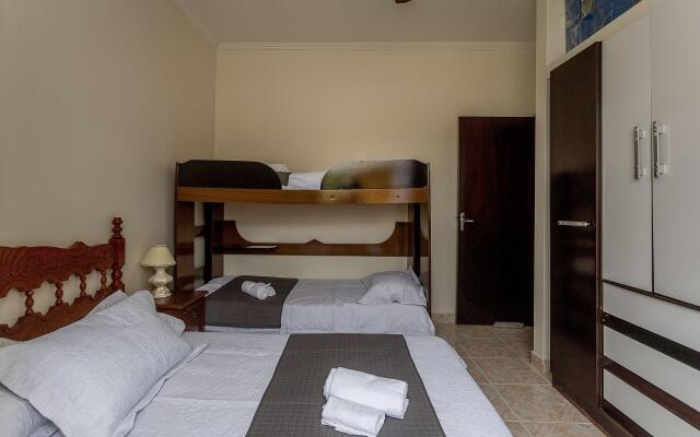 Casa com piscina e churrasqueira em Caraguatatuba