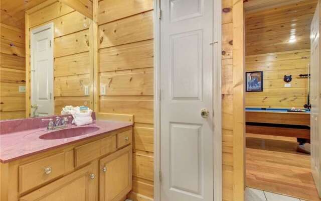 Bearadise 1 Bedroom Home with Hot Tub