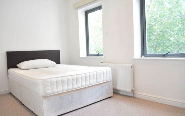 Spacious Contemporary 2 Bedroom Flat Near Camberwell