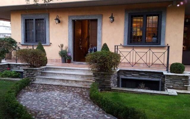 Aurelia Garden Gold Bed & Breakfast