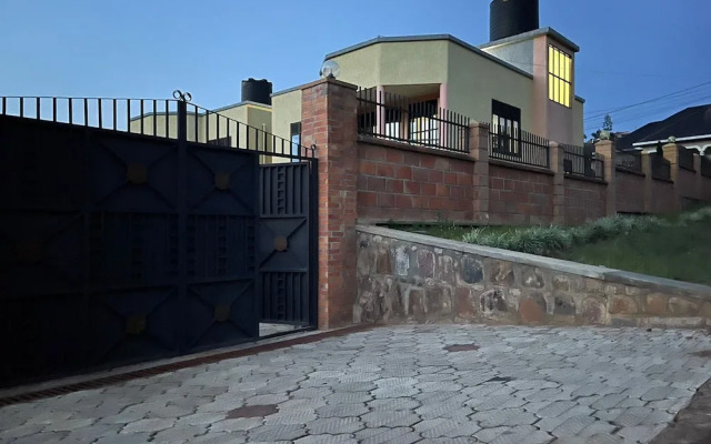 The Mugabi's Spacious Private Room