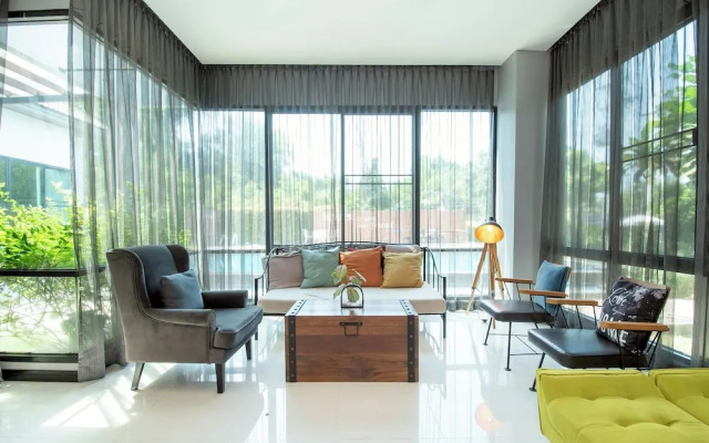 Penny - Farthing Pool Villa