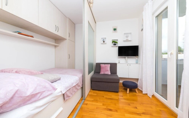 Close to Znjan Beach, Spacious Studio With Balcony
