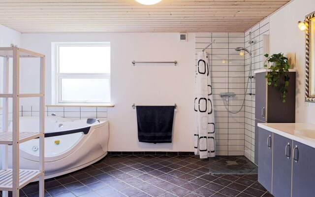10 Person Holiday Home in Vaeggerlose