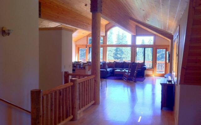 Luxury TreeHouse in Tahoe Donner with Hot Tub and Media Room by RedAwn