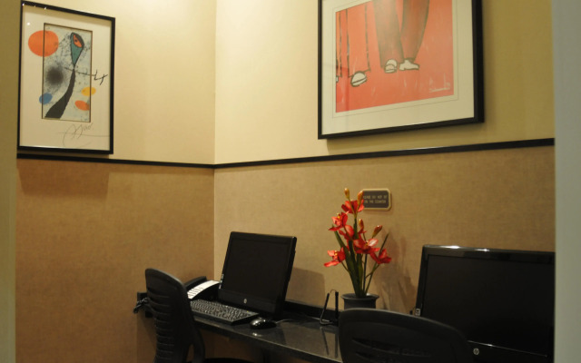 Clarion Suites Maingate