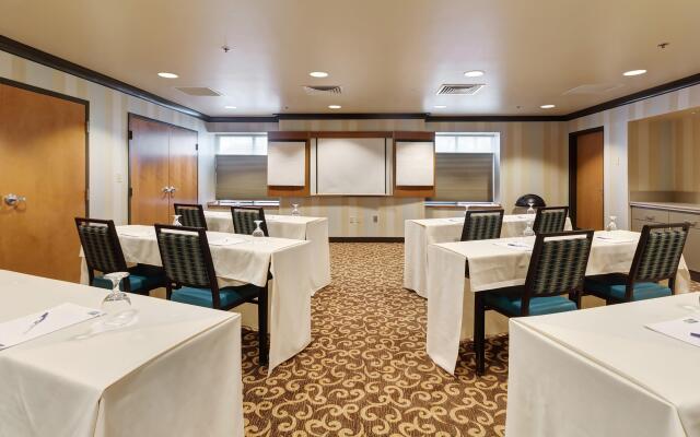 Holiday Inn Express Hotel & Suites Warwick-Providence (Arpt), an IHG Hotel