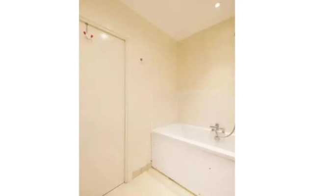 Bright and Spacious 2-bedroom Flat, Sleeps 4