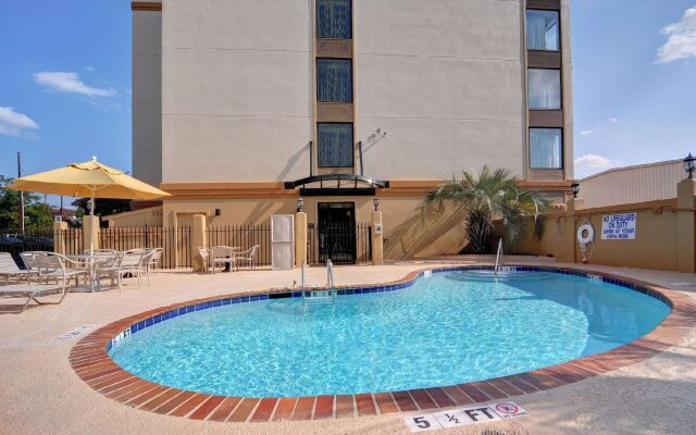 Holiday Inn & Suites Columbia NE - Ft Jackson Area by IHG