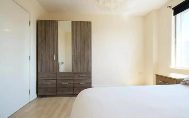 Bright and Spacious 2-bedroom Flat, Sleeps 4