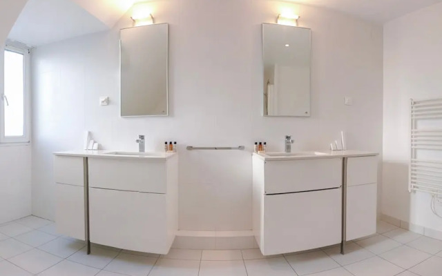 Copernic Line Elegant 3BR Apartment in Paris
