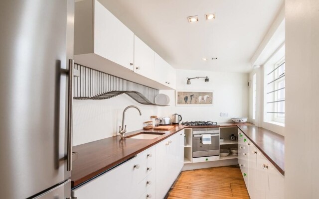 Charming 3BR Home in West London, 6 Guests
