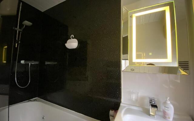 Elegant and Cosy flat with Jacuzzi Bath