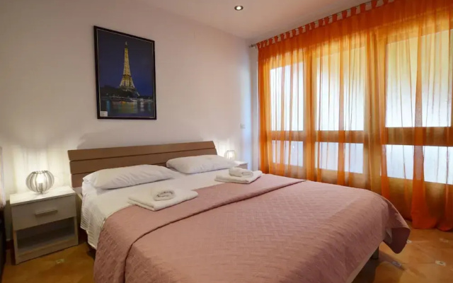 Sleek and Serene Flat and Rooms