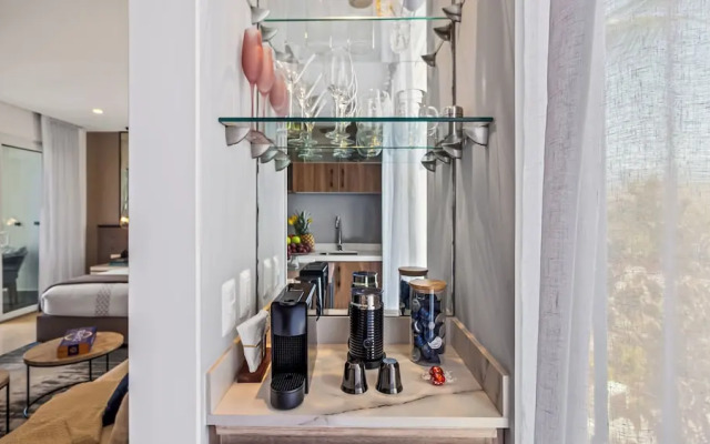 Stunning Beachfront Condo - Sea Views