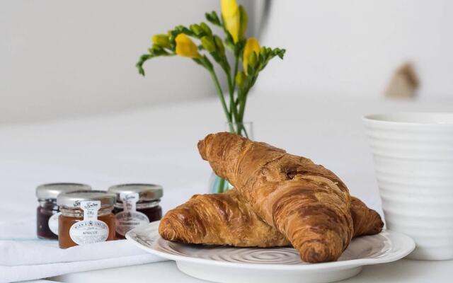 Cosy, Modern Chelsea Studio